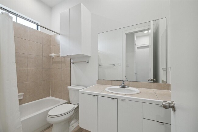 Building Photo - 1105 W 21st St
