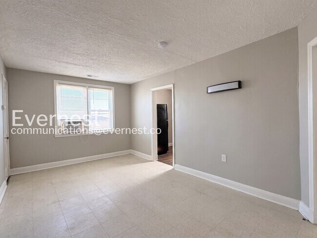 Building Photo - 2 Bed/1 Bath Townhome with Off-Street Parking / Pet-Friendly / Vouchers Accepted / Available Now!