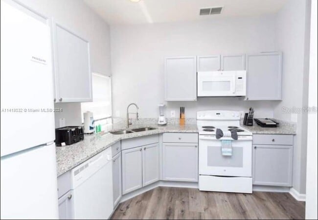 Building Photo - 8121 Fan Palm Way