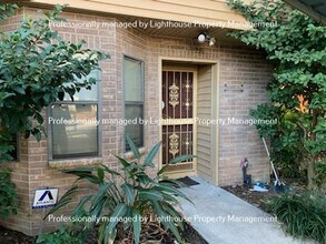 Building Photo - Relaxing townhome in Arlington with covered parking