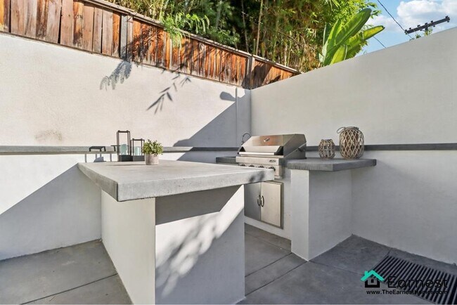 Building Photo - 4 + 3 Elegant Sherman Oaks Retreat with Po...
