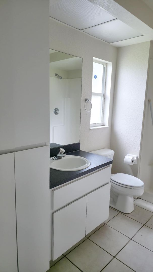 Building Photo - Clean & Bright 2 Bed / 2 Bath
