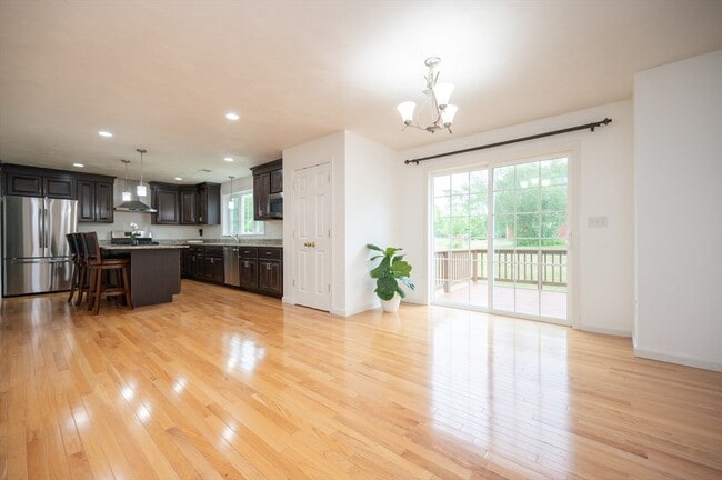 Building Photo - 7 Willow Brook Ln