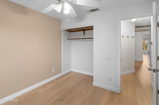 Building Photo - 3404 E Lavey Ln