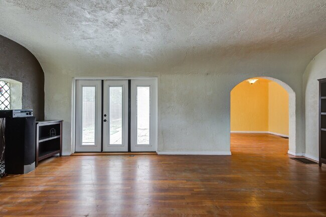 Building Photo - Charming Tuscany Villa block away from TTU