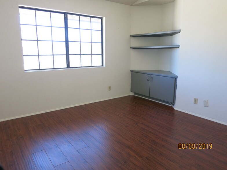Building Photo - 6545 Reseda Blvd