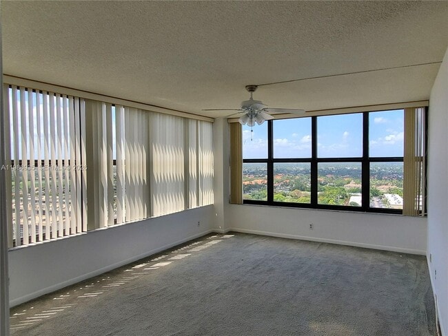 Building Photo - 2500 Parkview Dr