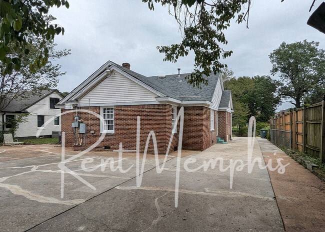 Building Photo - 625 E Pkwy S