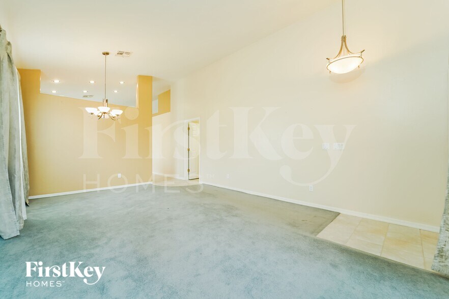 Building Photo - 5240 N Spring Pointe Pl