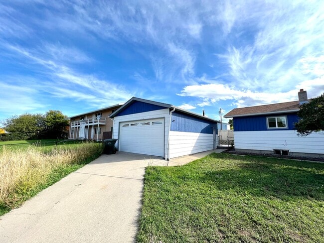 Building Photo - Pet Friendly 3 Bed 2 Bath Single Family Home With Large Garage!