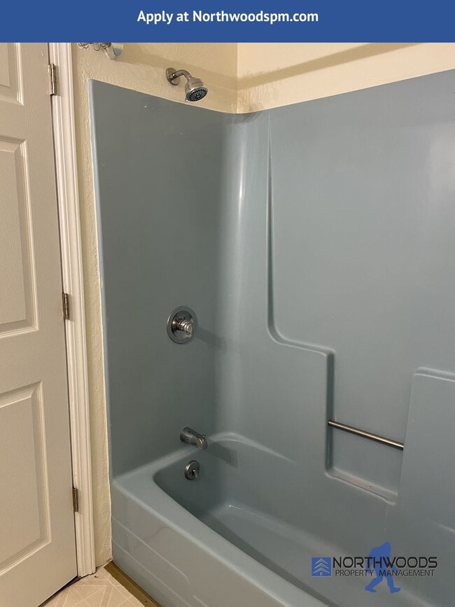 Building Photo - Very Nice 2 Bedroom 2 Bath Front duplex-All Utilities Include except Power