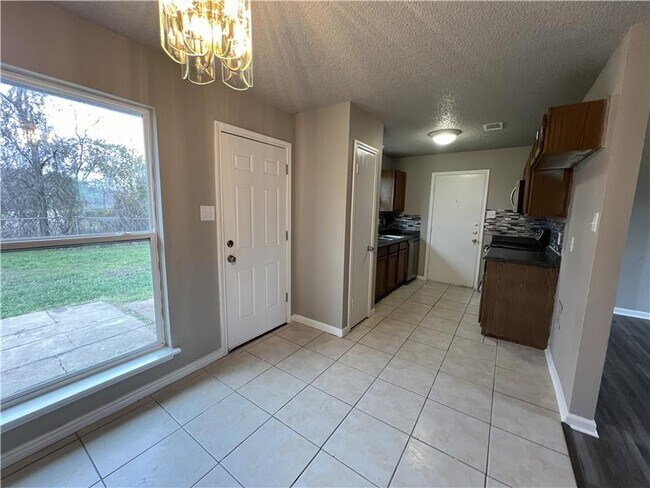 Building Photo - 2111 Caprice Dr