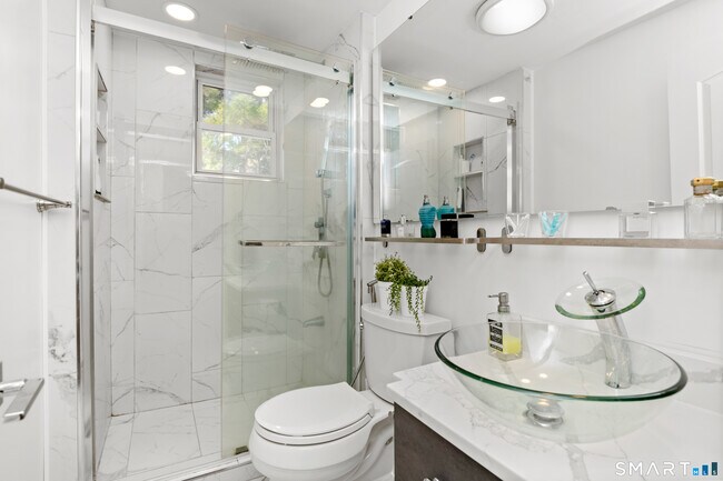 Building Photo - 1701 Boulevard