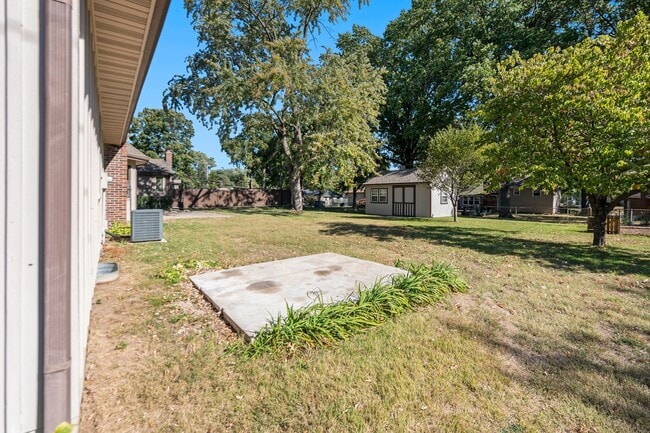 Building Photo - Charming 3 Bed 2.5 Bath Raised Ranch
