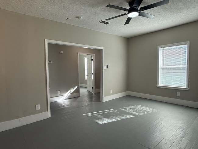 Building Photo - 728 W 39th St