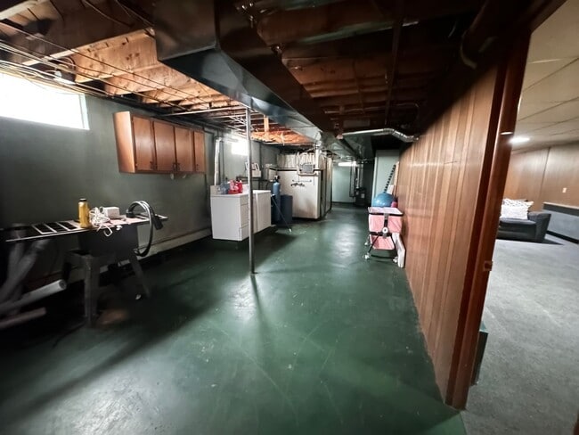 Building Photo - Welcome to this gem located in the heart of Perry township!