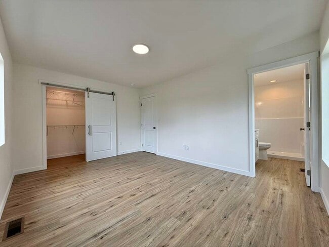 Building Photo - 3925 E 32nd Ave