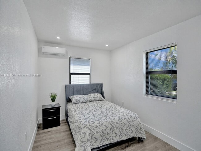 Building Photo - 905 SW 22nd St