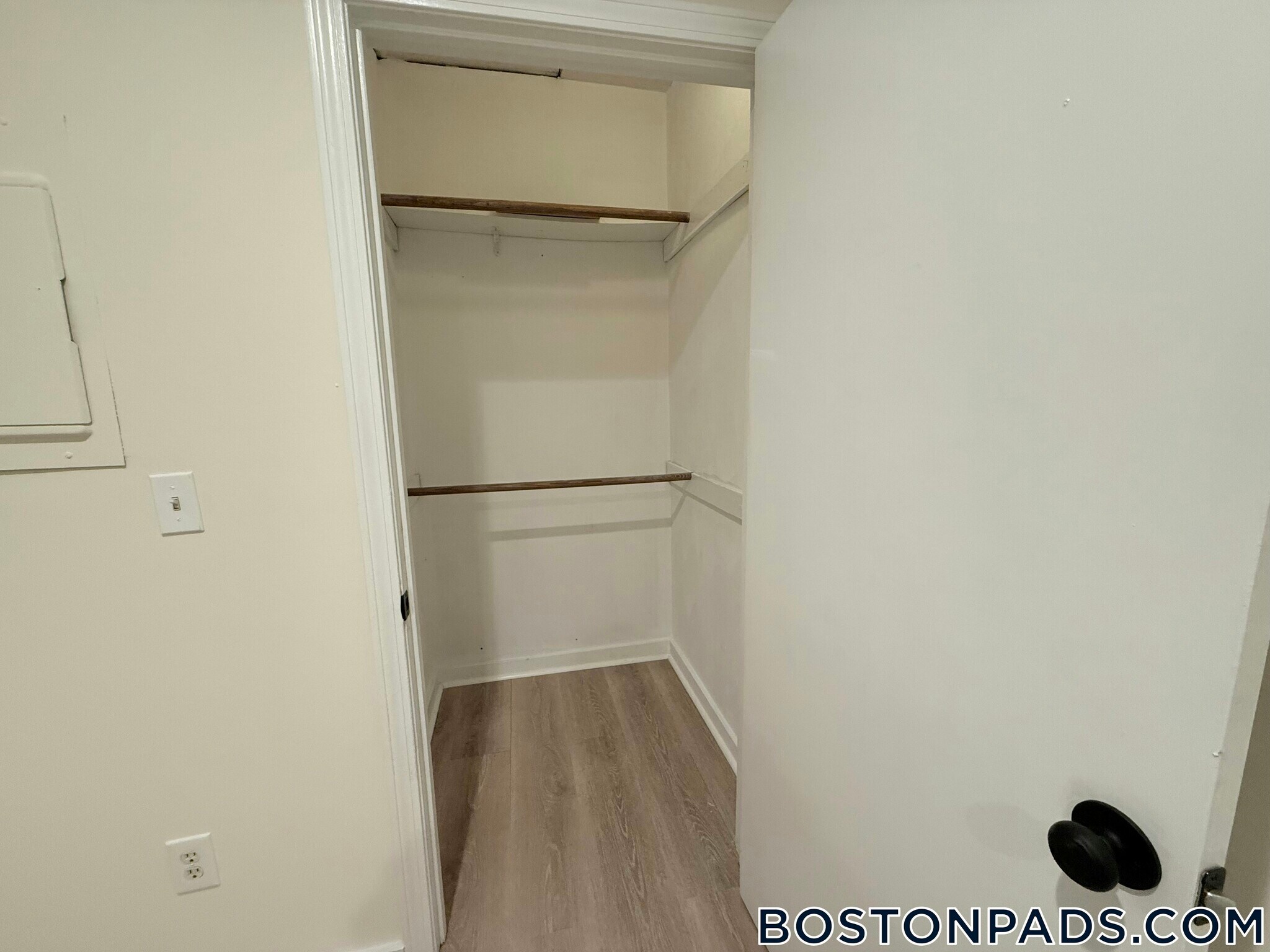 Building Photo - 452 Park Dr