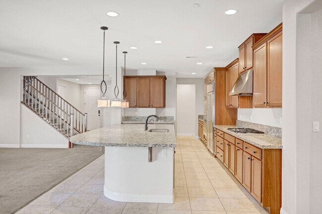 Building Photo - 4 bedroom home with 2 primary bedrooms! On...