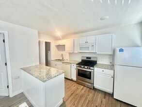 Building Photo - 1 Bedroom with Granite Counters and In-Unit Laundry!