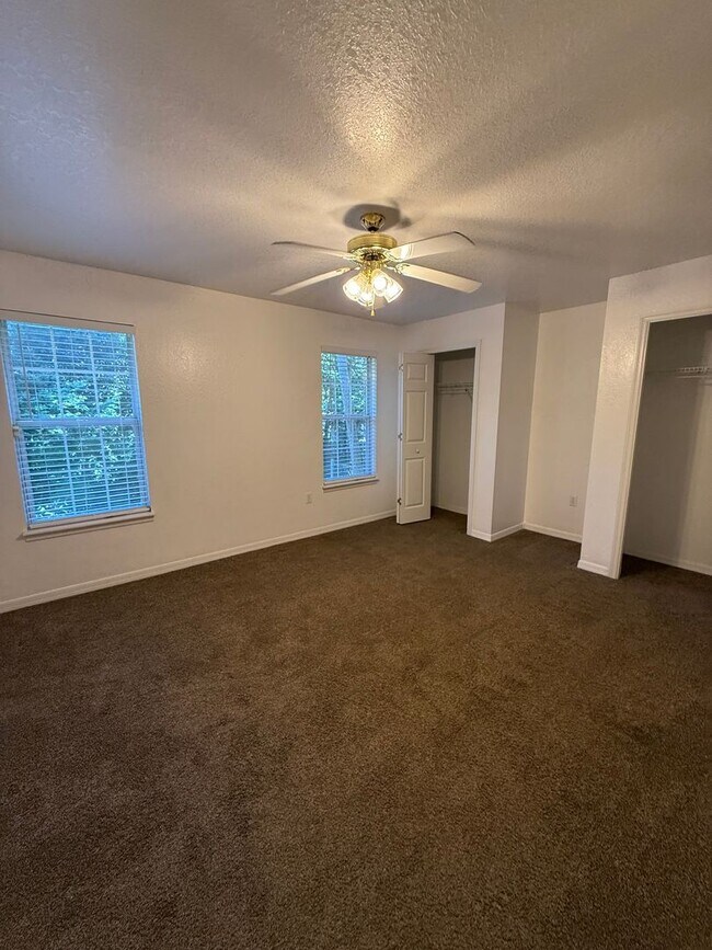 Building Photo - 1102 SE 10th St