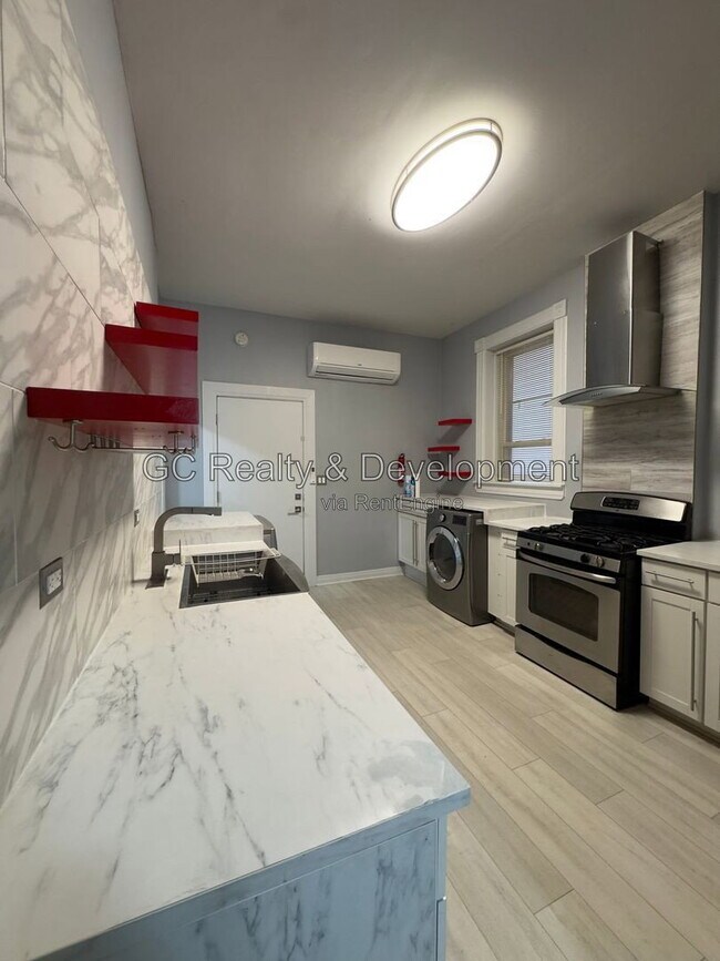 Building Photo - 2307 S Leavitt St