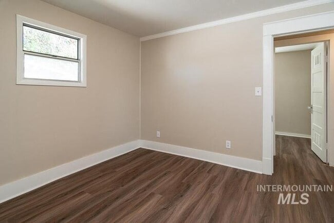 Building Photo - Charming 2 Bed, 1 Bath Single-Family Home with Large Backyard & RV Hookups!