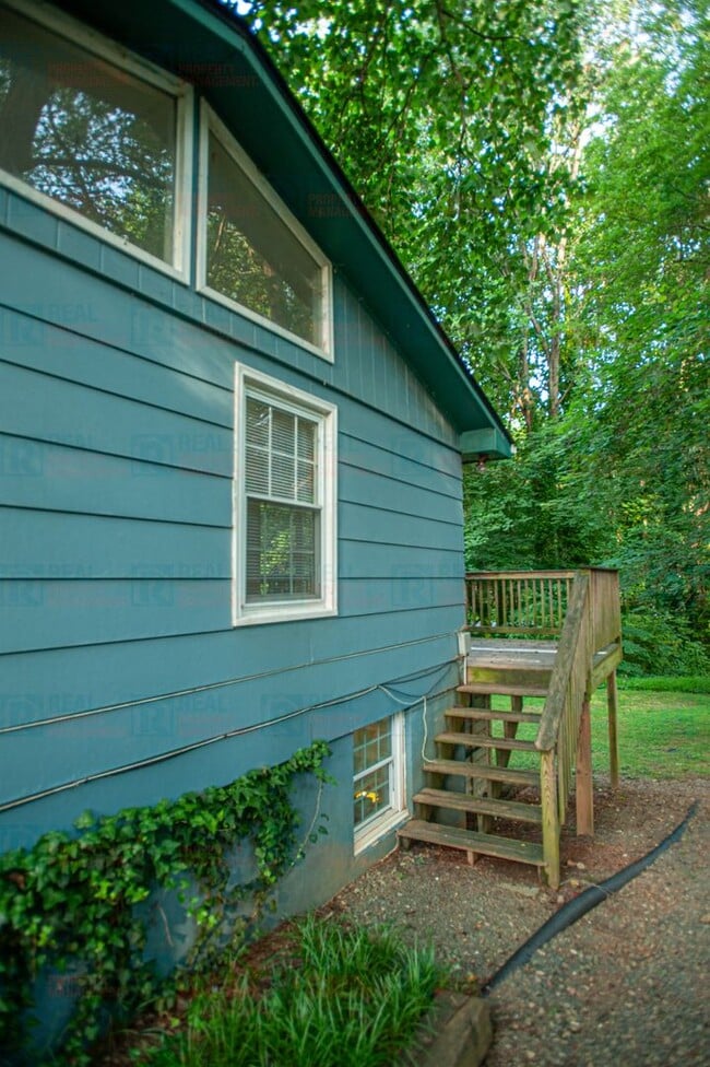 Building Photo - 8722 Rollingwood Rd