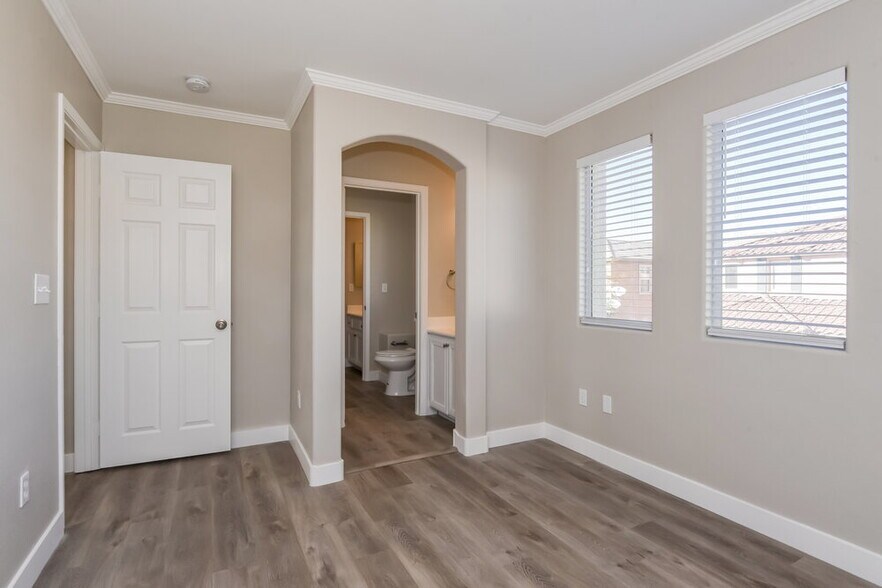 Building Photo - 9997 Big Bow Springs Ct