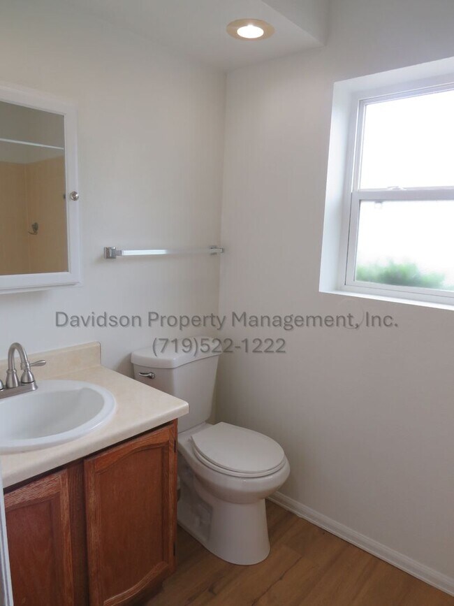 Building Photo - Charming 3-bedroom House in Secuirty-Widef...