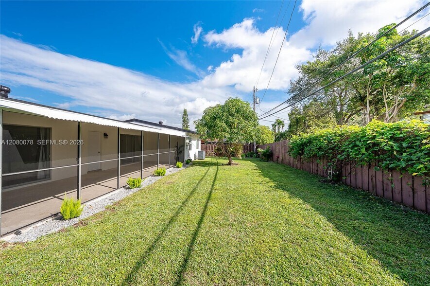 Building Photo - 8810 SW 43rd Ter