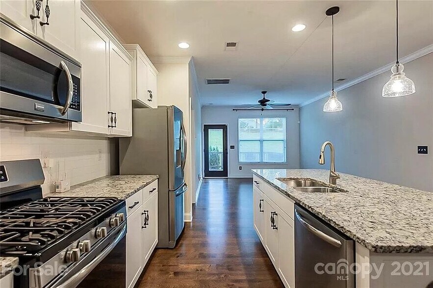 Building Photo - 988 Pennington Dr
