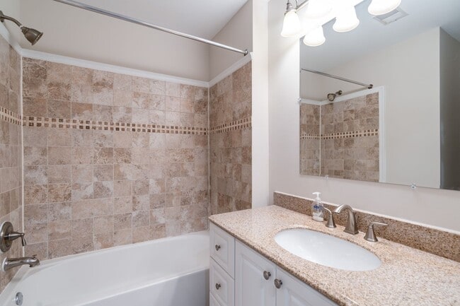 Building Photo - Immaculate 3 Bed 2 Full & 2 Half Bath End ...