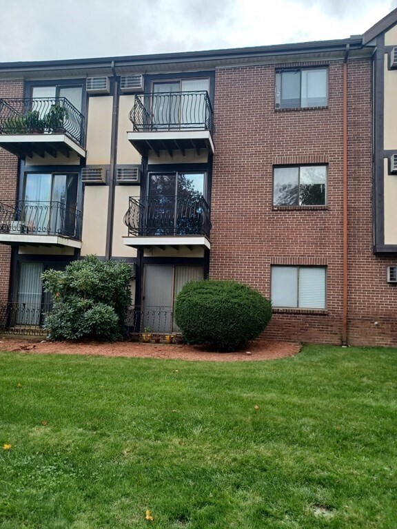 Building Photo - 151 Bittersweet Ln