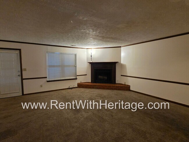 Building Photo - Amazing 2 bedroom, 1.5 bath townhome/ Grea...