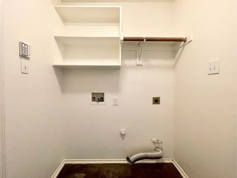 Building Photo - 9711 Saddle Dr