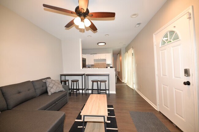 Building Photo - 912 Charlotte St