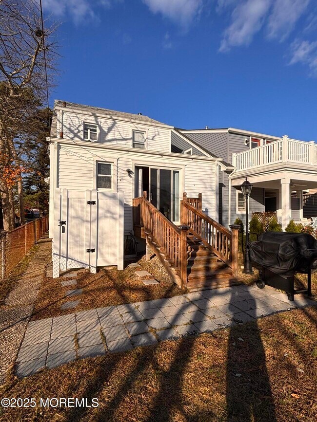 Building Photo - 411 Lincoln Ave