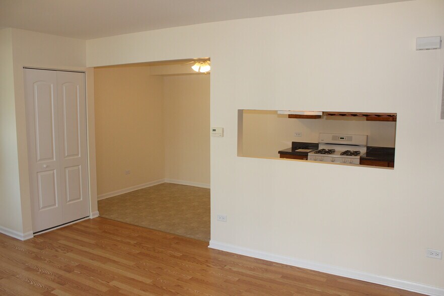 Building Photo - 10S432 Echo Ln
