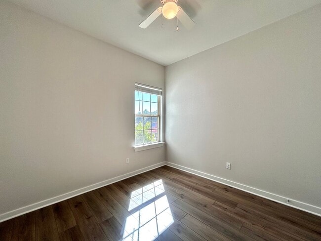 Building Photo - Spacious 3-Bed, 2-Bath Home with 2-Car Gar...