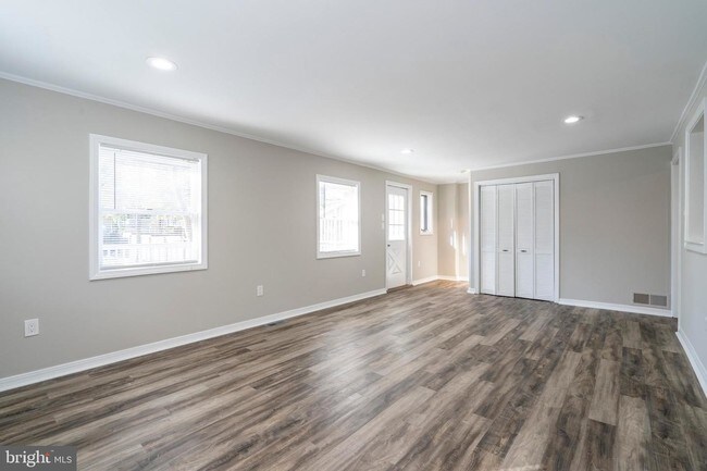 Building Photo - 338 Poplar Ave