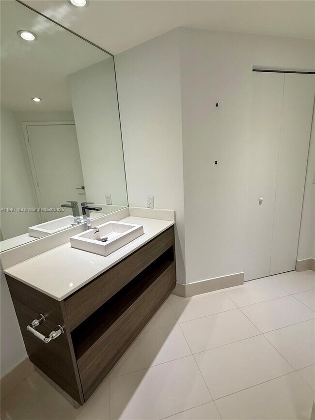 Building Photo - 1100 S Miami Ave