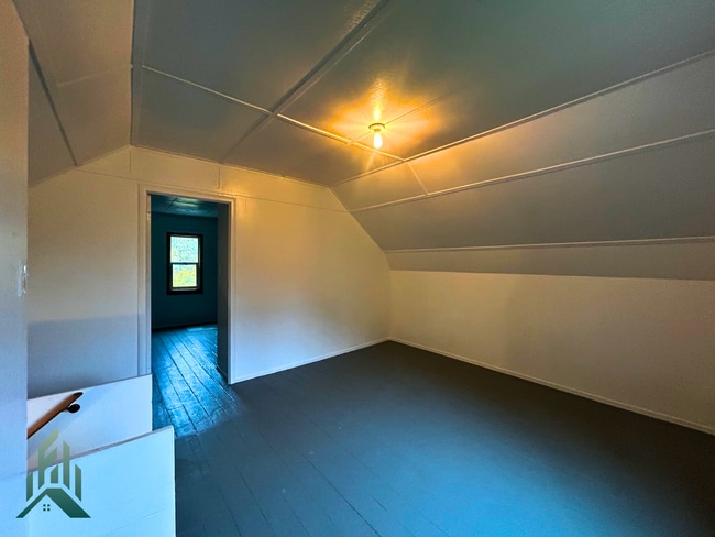 Building Photo - Peaceful Home Among the Evergreens in Eddy...