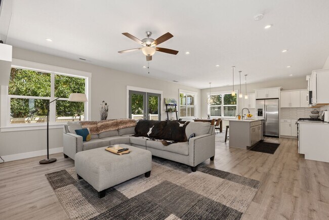 Building Photo - PROMO*** $1000 Off 1st Month of Rent -Beau...
