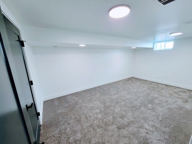 Building Photo - ABSOLUTELY UNBELIEVABLE NEW HIGH END CUSTOM HOME!