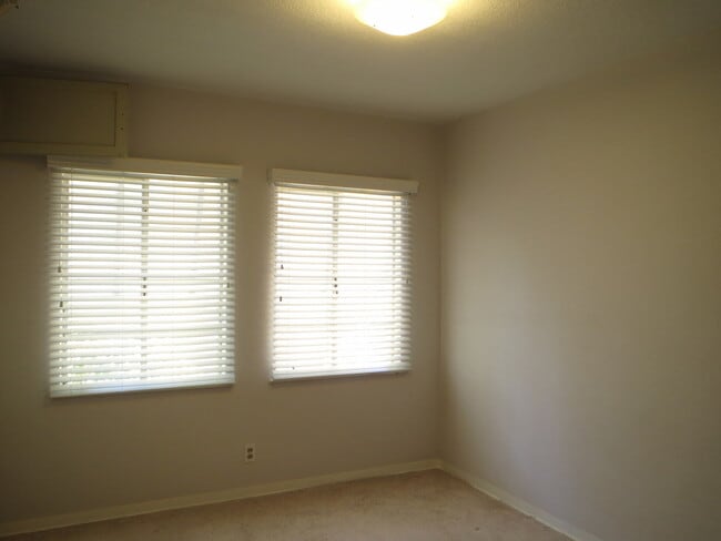 Building Photo - Cute Fresno High home, hardwood floors & m...