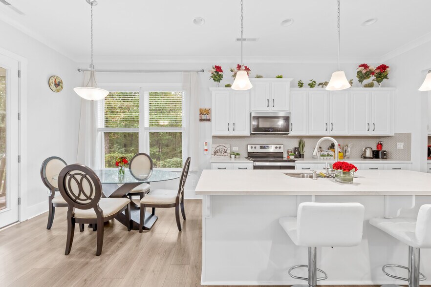 Building Photo - Room in House on Grace Ln