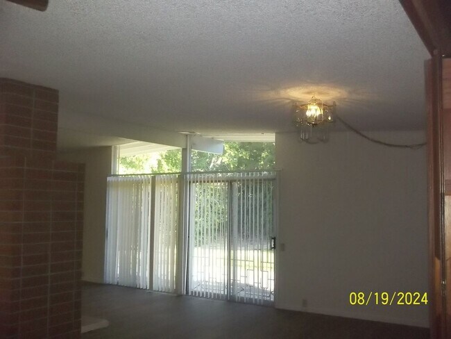 Building Photo - Charming home in Sacramento