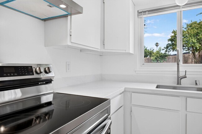 Building Photo - Freshly Renovated Single-Story Home with Huge Backyard & Prime Commuter Location!